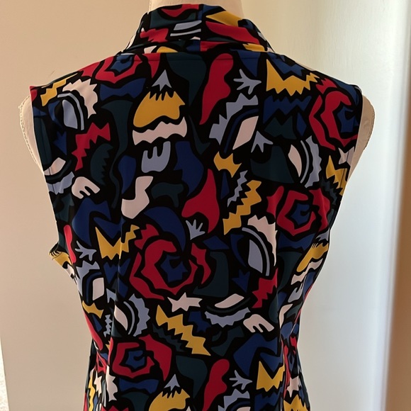 Anne Klein V-Neck Sleeveless Top Med. Abstract multicolored design. - Picture 3 of 9